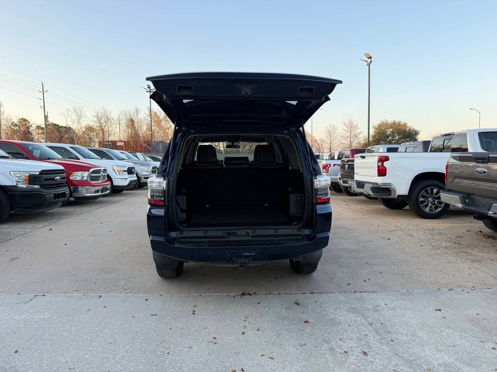 Toyota 4Runner Vehicle Full-screen Gallery Image 35