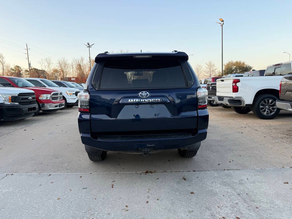 Toyota 4Runner Vehicle Full-screen Gallery Image 37