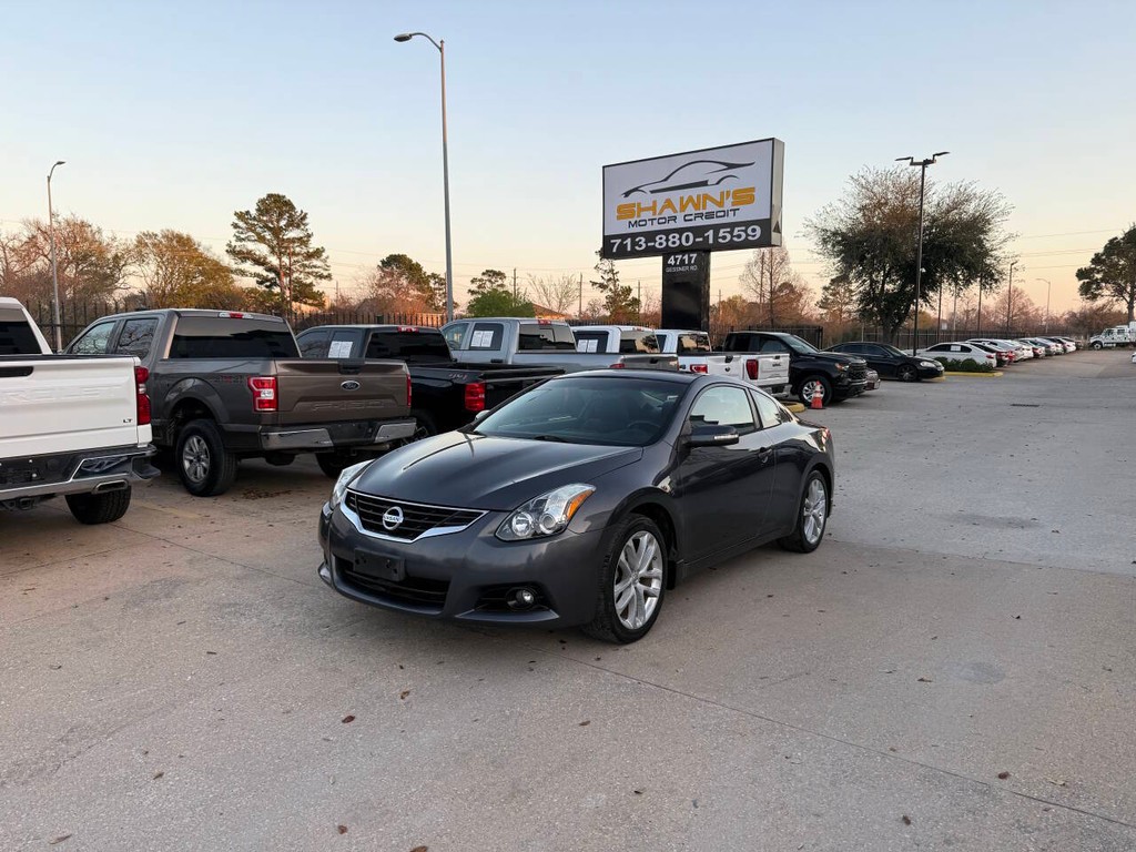 Nissan Altima Coupe Vehicle Full-screen Gallery Image 02