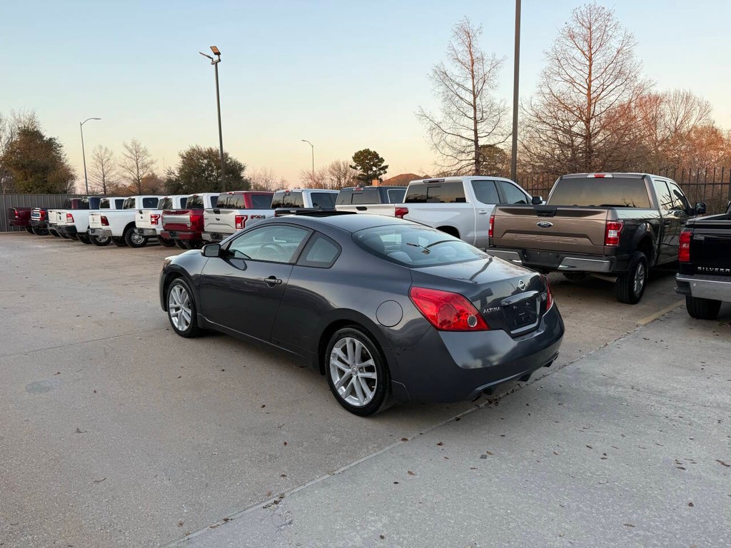 Nissan Altima Coupe Vehicle Full-screen Gallery Image 04