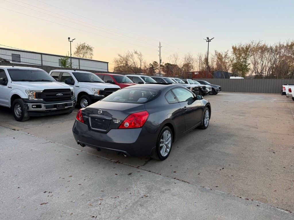 Nissan Altima Coupe Vehicle Full-screen Gallery Image 05