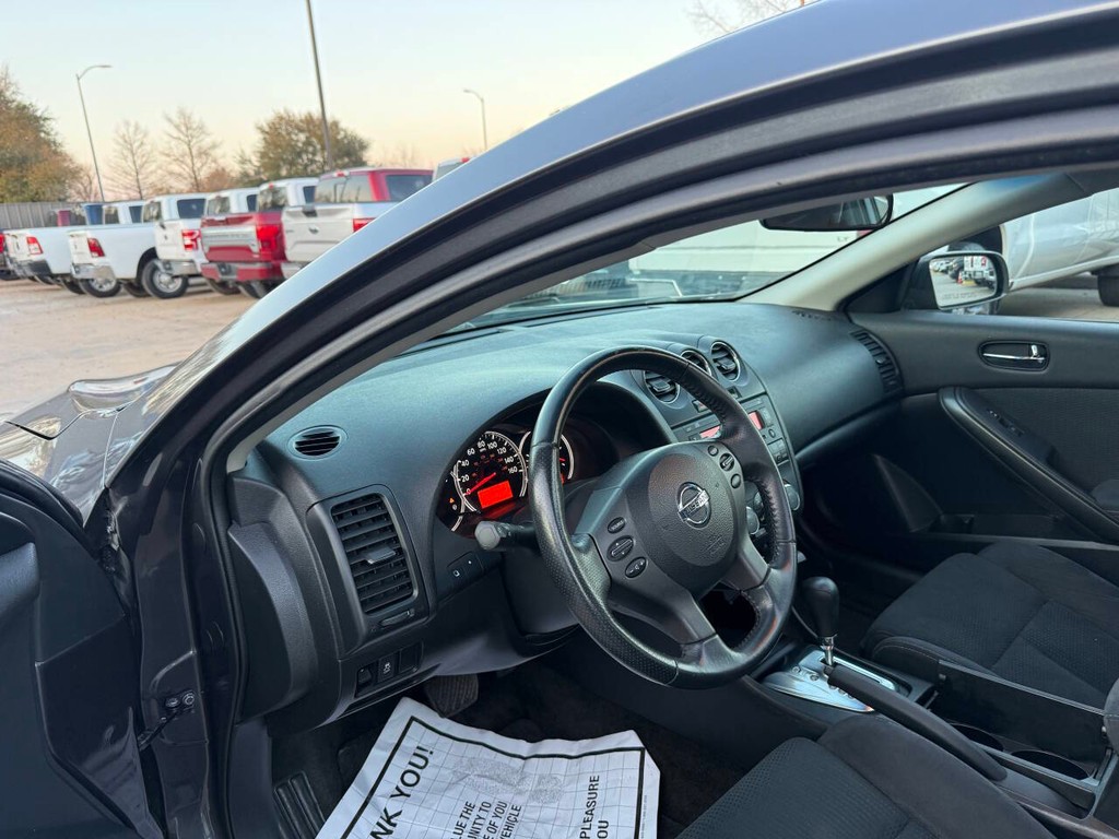 Nissan Altima Coupe Vehicle Full-screen Gallery Image 06