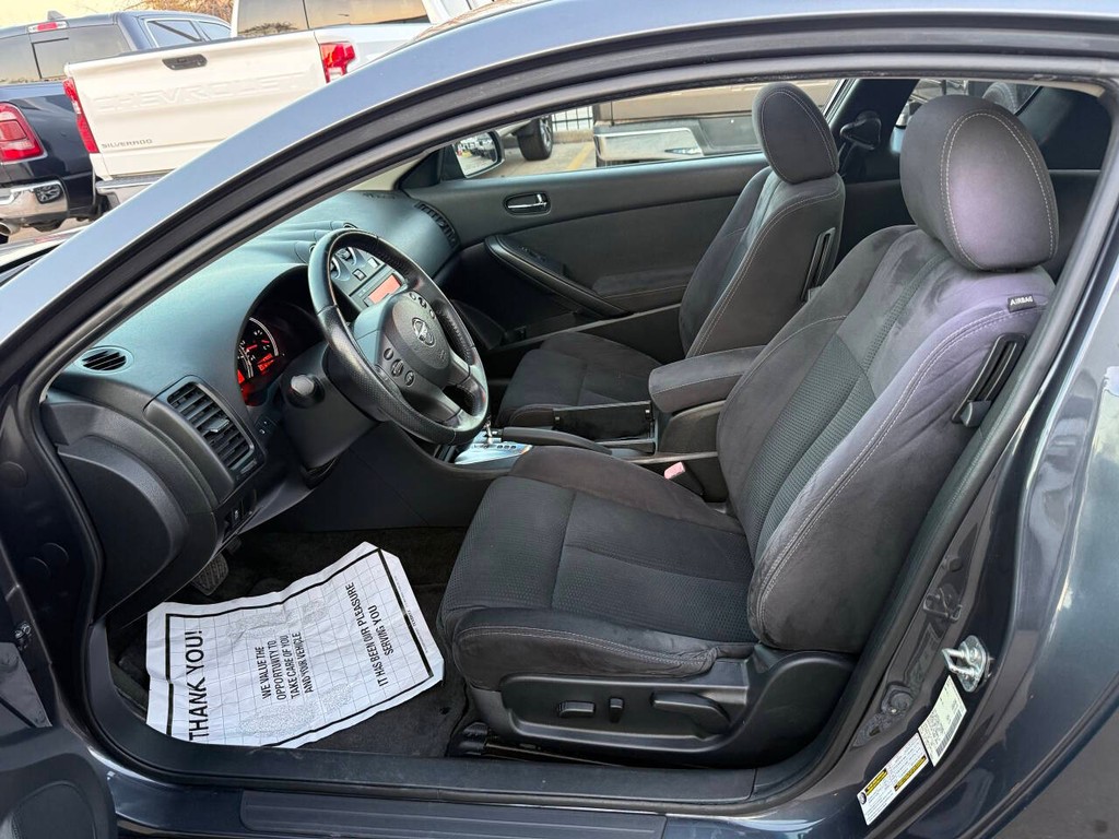 Nissan Altima Coupe Vehicle Full-screen Gallery Image 07