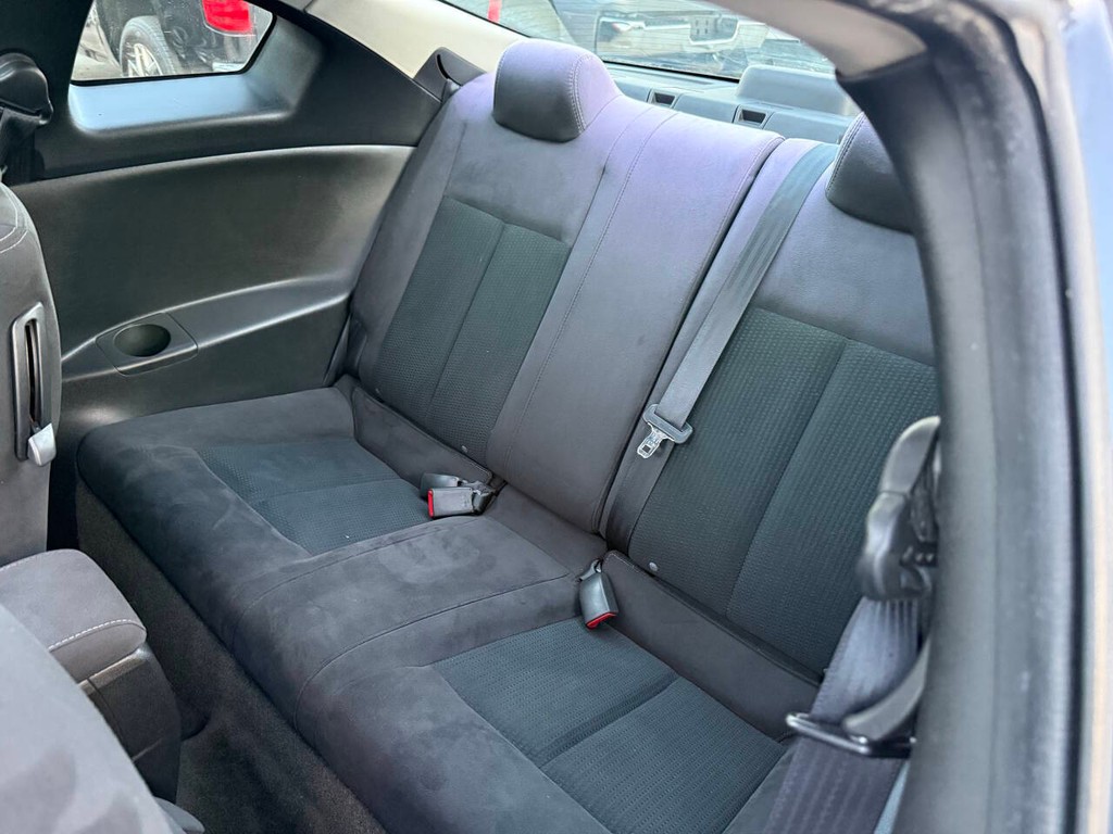 Nissan Altima Coupe Vehicle Full-screen Gallery Image 08