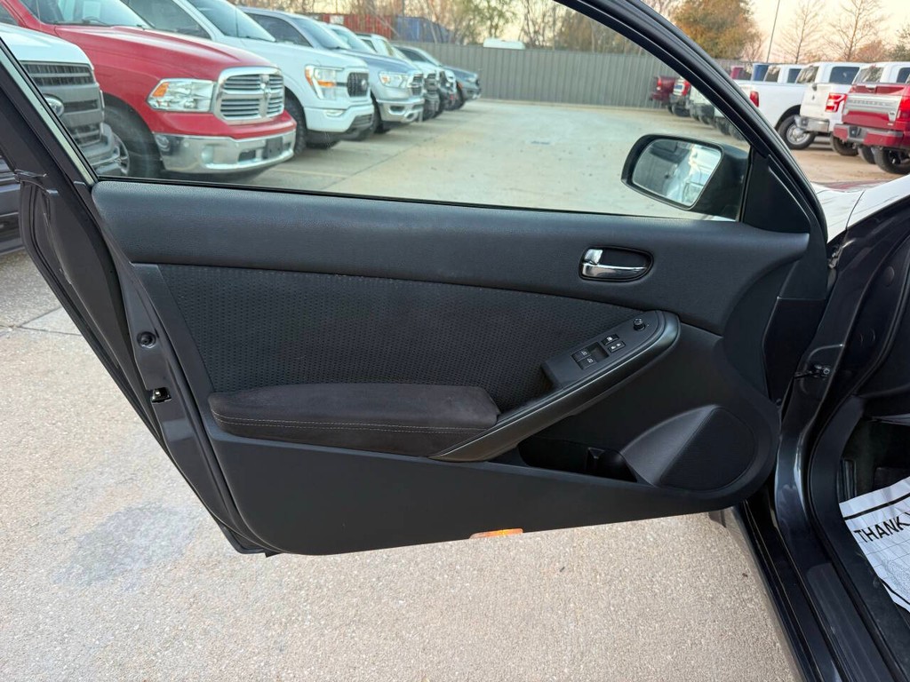 Nissan Altima Coupe Vehicle Full-screen Gallery Image 09