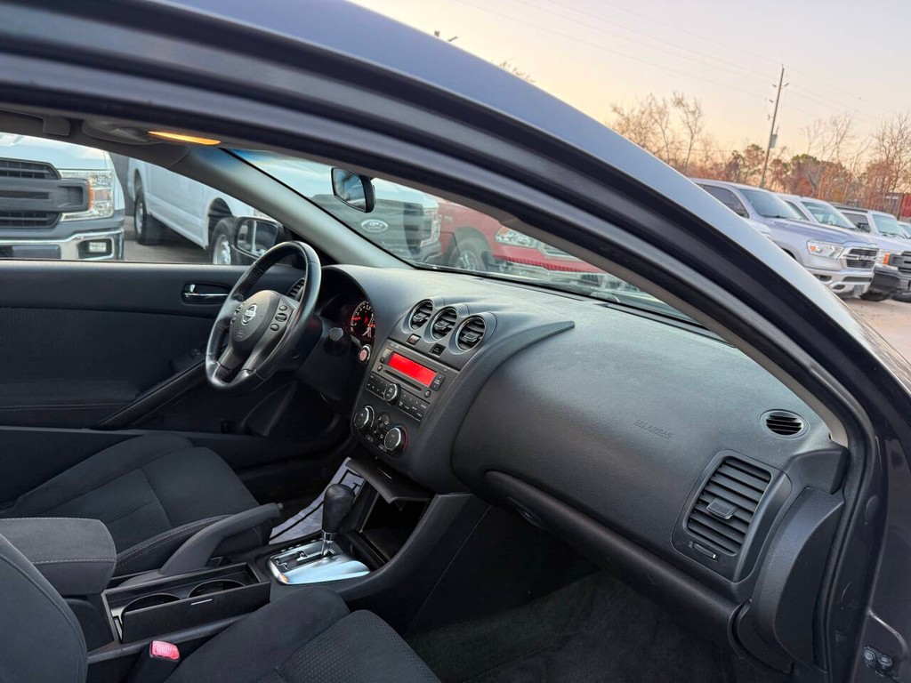 Nissan Altima Coupe Vehicle Full-screen Gallery Image 10