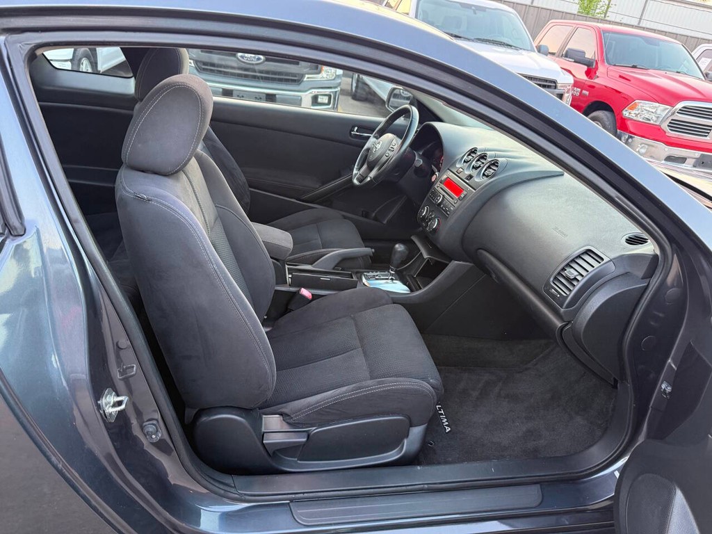 Nissan Altima Coupe Vehicle Full-screen Gallery Image 11