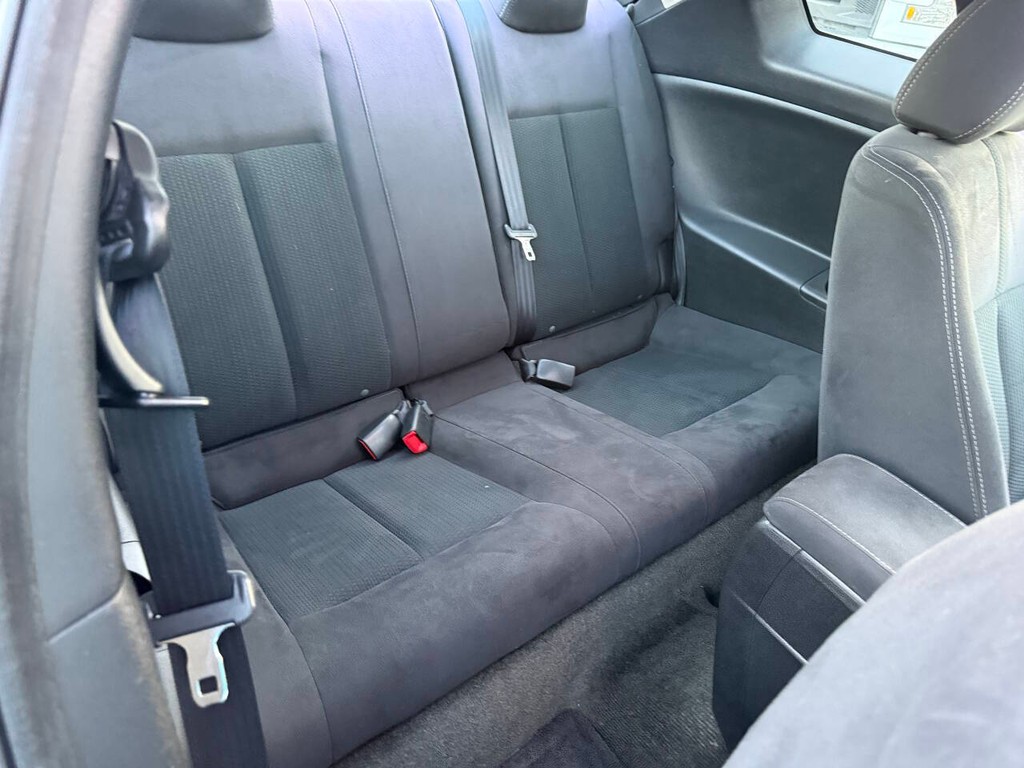 Nissan Altima Coupe Vehicle Full-screen Gallery Image 12