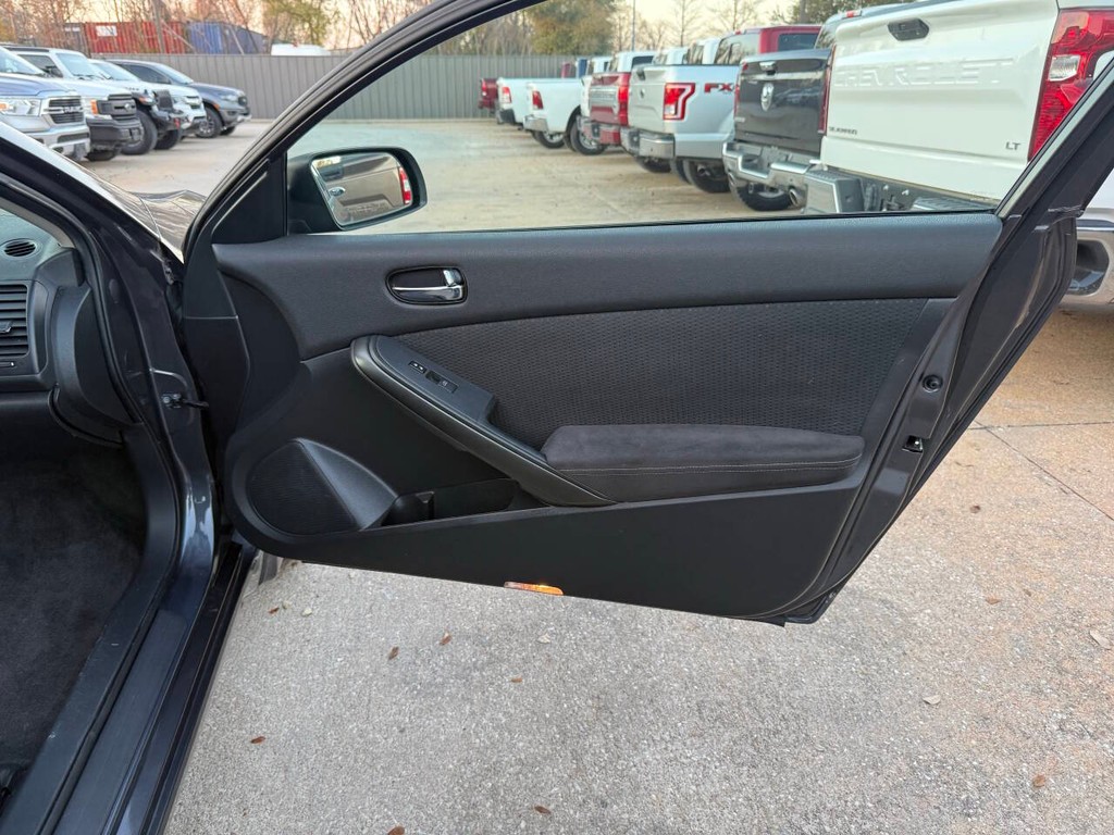 Nissan Altima Coupe Vehicle Full-screen Gallery Image 13