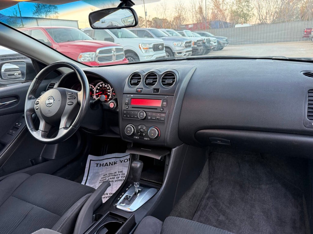 Nissan Altima Coupe Vehicle Full-screen Gallery Image 14