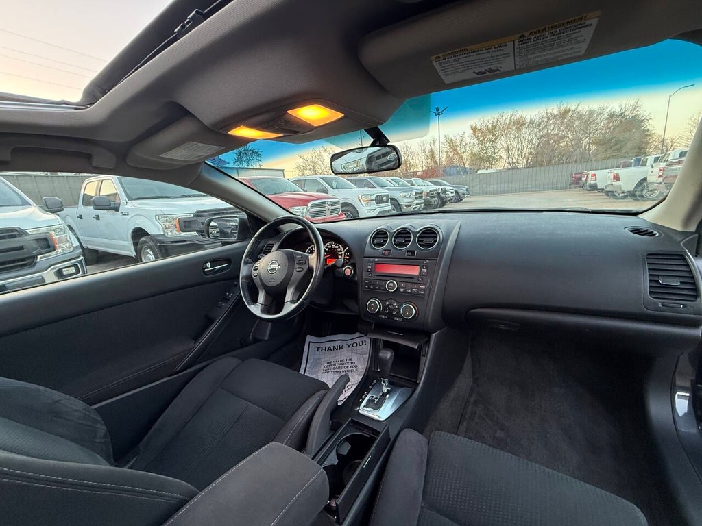 Nissan Altima Coupe Vehicle Full-screen Gallery Image 15