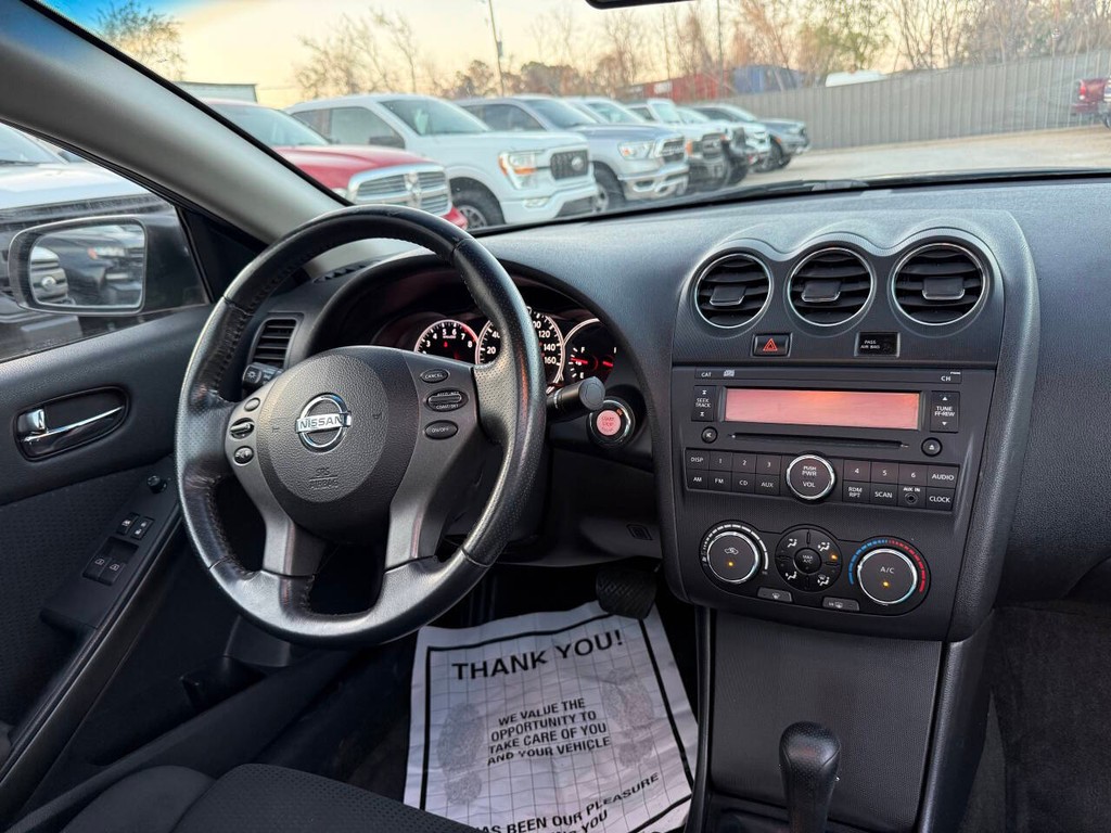 Nissan Altima Coupe Vehicle Full-screen Gallery Image 16