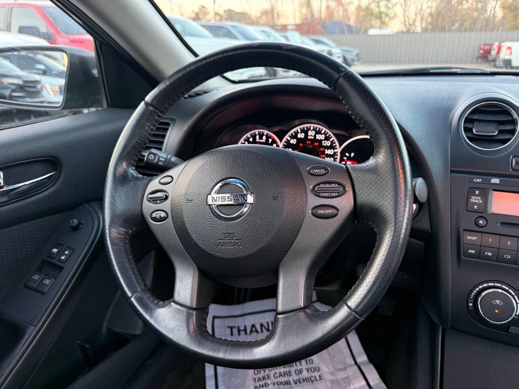 Nissan Altima Coupe Vehicle Full-screen Gallery Image 17