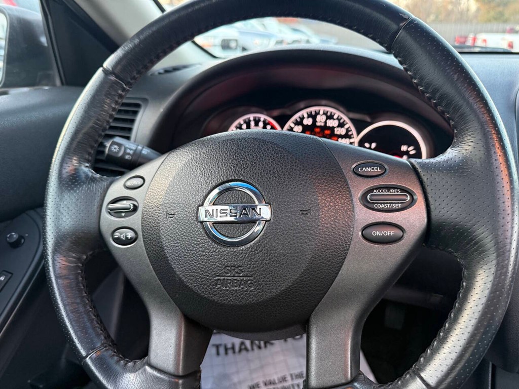 Nissan Altima Coupe Vehicle Full-screen Gallery Image 18