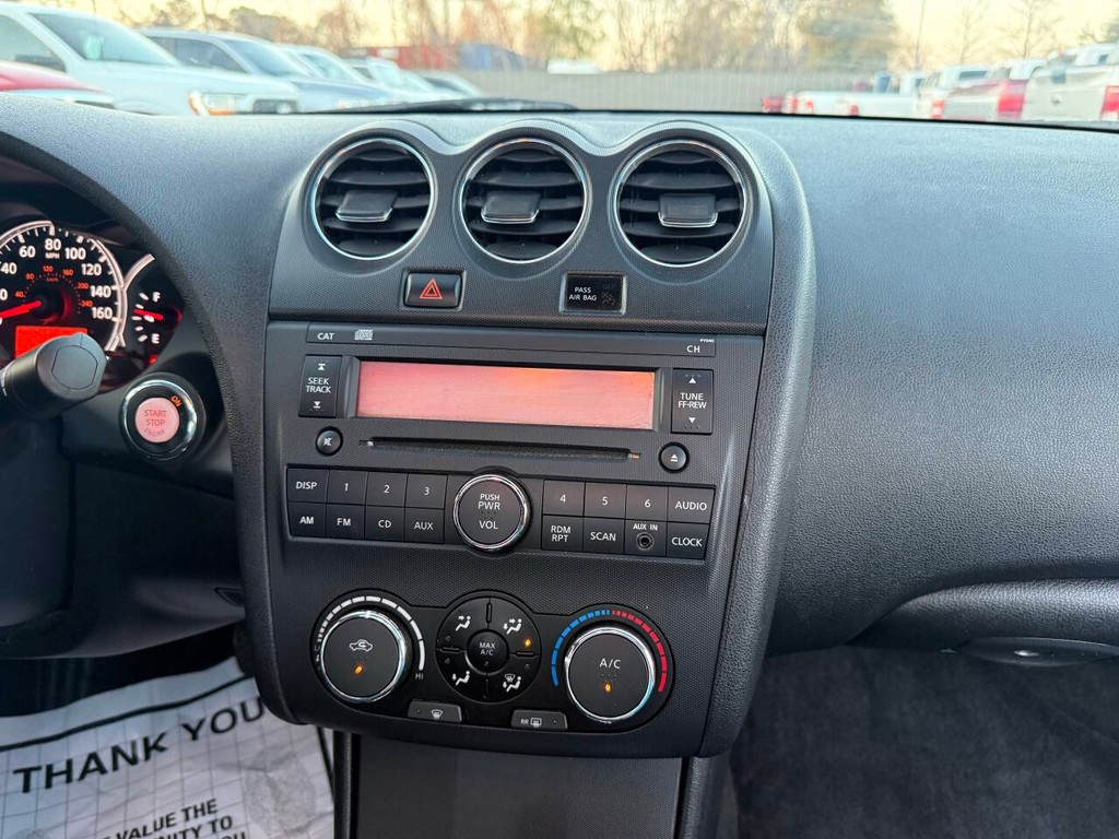 Nissan Altima Coupe Vehicle Full-screen Gallery Image 19