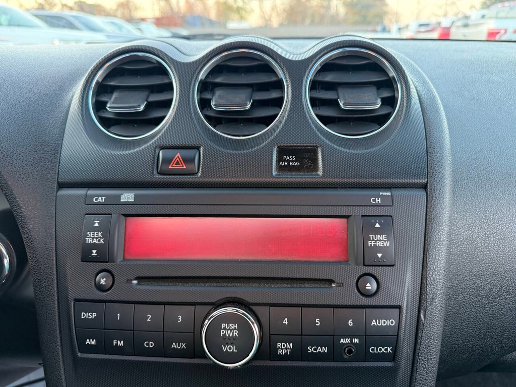 Nissan Altima Coupe Vehicle Full-screen Gallery Image 20