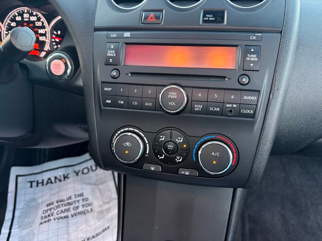 Nissan Altima Coupe Vehicle Full-screen Gallery Image 21