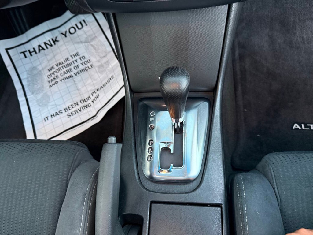 Nissan Altima Coupe Vehicle Full-screen Gallery Image 22