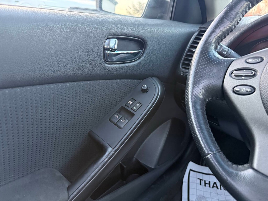 Nissan Altima Coupe Vehicle Full-screen Gallery Image 23