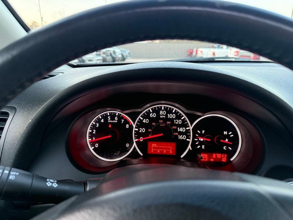 Nissan Altima Coupe Vehicle Full-screen Gallery Image 25