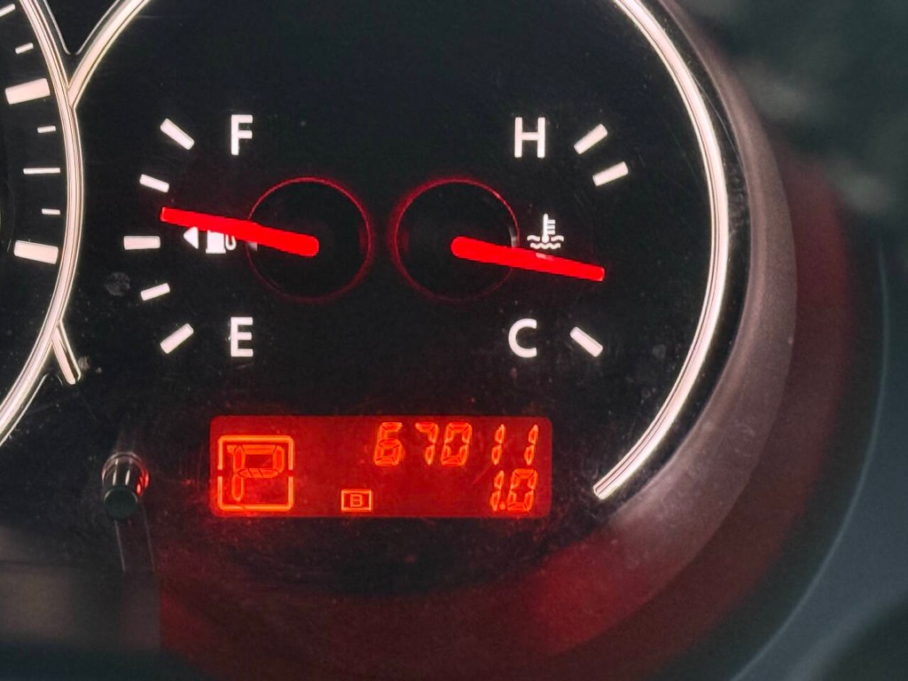 Nissan Altima Coupe Vehicle Full-screen Gallery Image 27