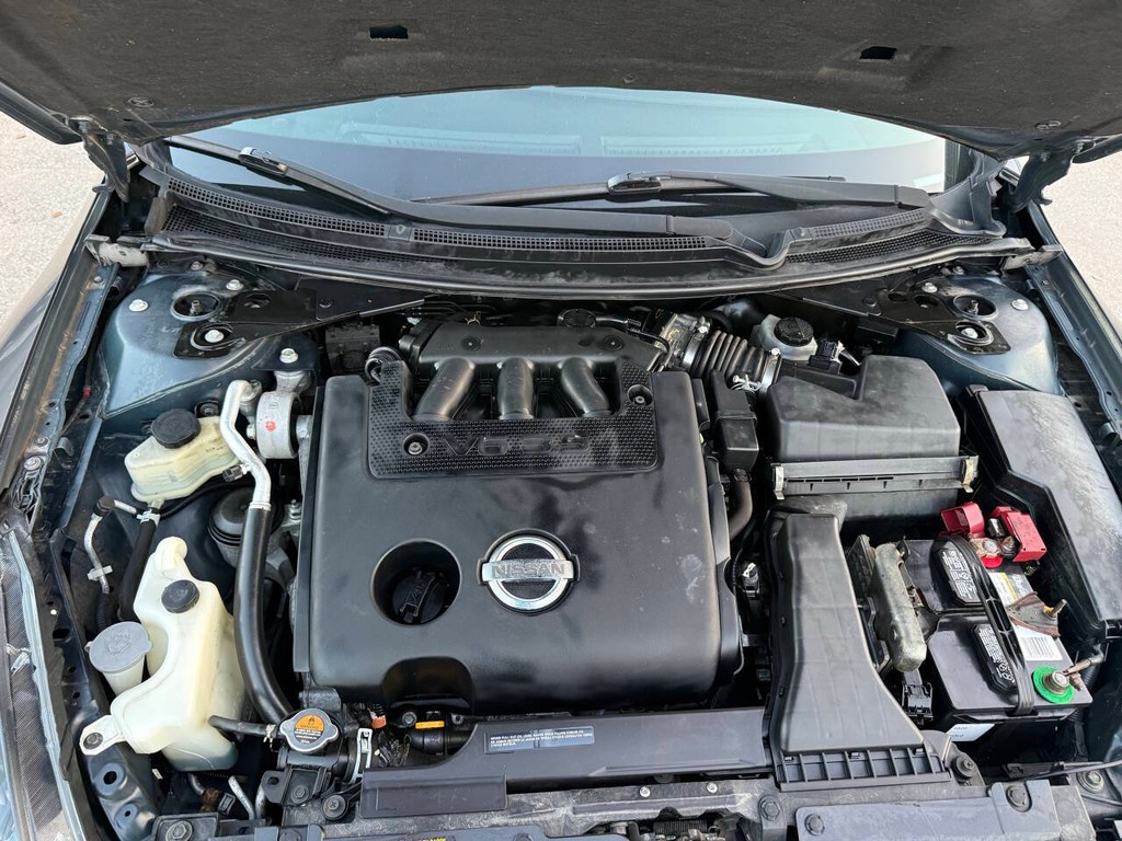 Nissan Altima Coupe Vehicle Full-screen Gallery Image 29