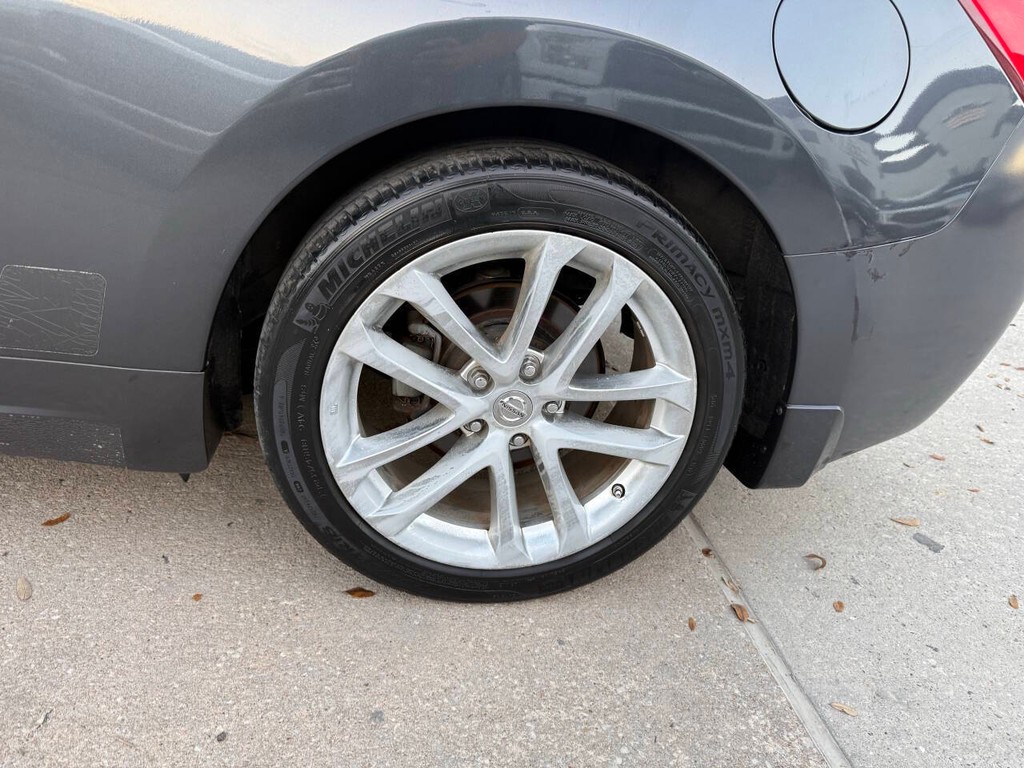 Nissan Altima Coupe Vehicle Full-screen Gallery Image 34