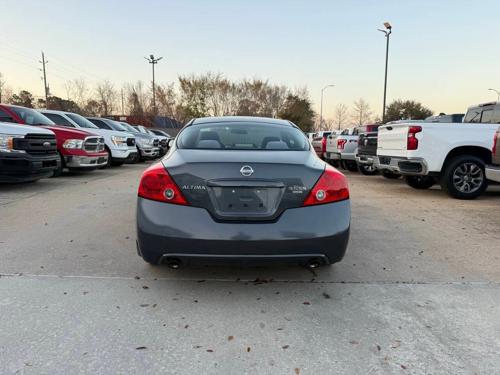 Nissan Altima Coupe Vehicle Full-screen Gallery Image 37