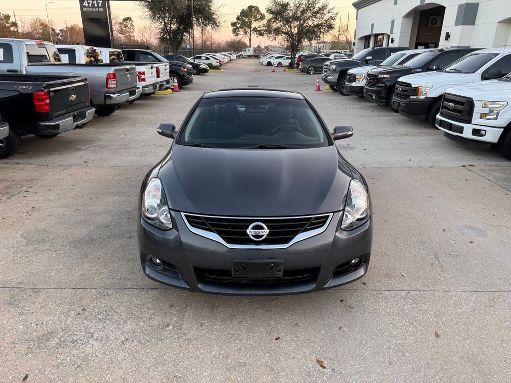 Nissan Altima Coupe Vehicle Full-screen Gallery Image 39