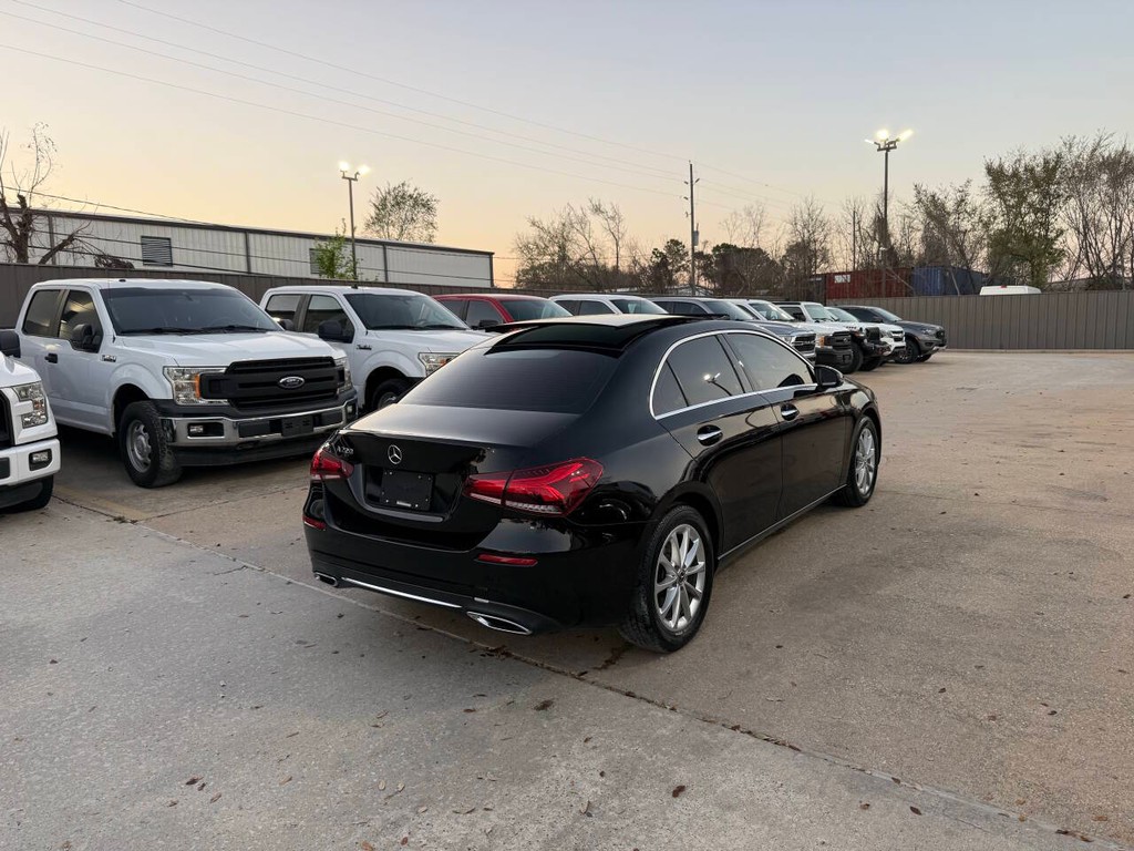 Mercedes-Benz A-Class Vehicle Full-screen Gallery Image 05