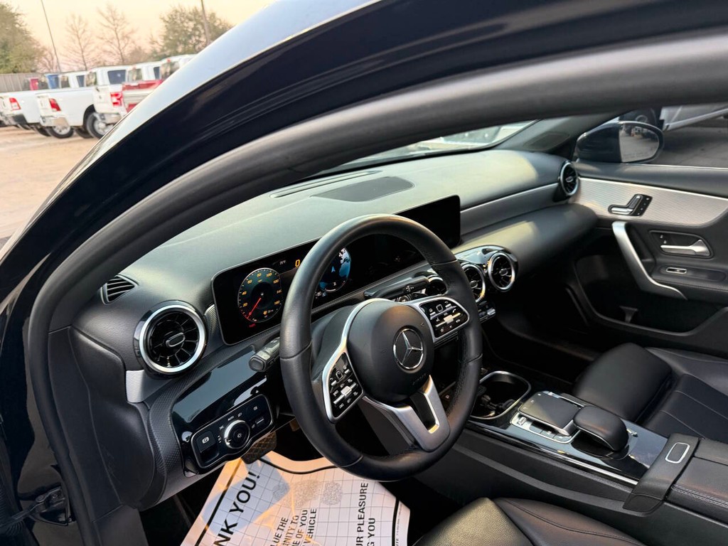 Mercedes-Benz A-Class Vehicle Full-screen Gallery Image 06