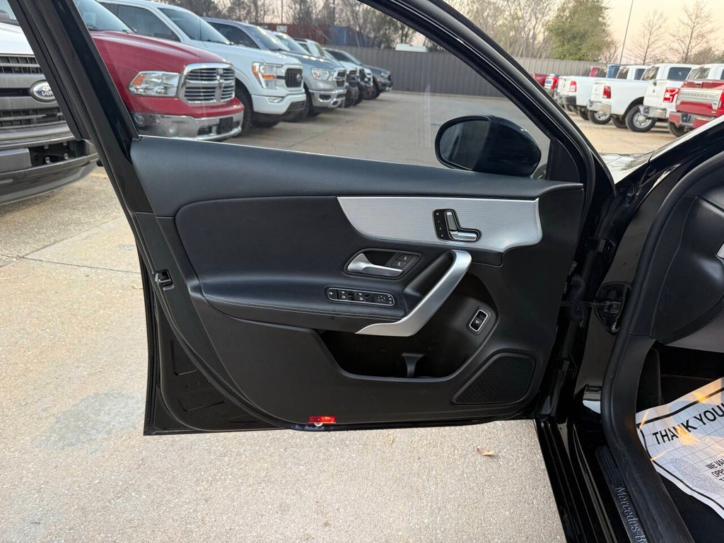 Mercedes-Benz A-Class Vehicle Full-screen Gallery Image 08