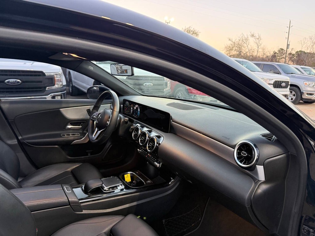 Mercedes-Benz A-Class Vehicle Full-screen Gallery Image 09