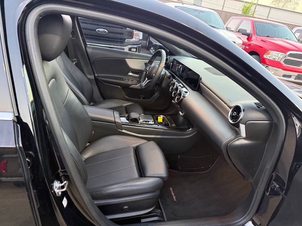 Mercedes-Benz A-Class Vehicle Full-screen Gallery Image 10