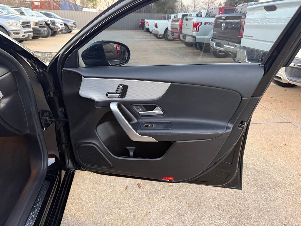 Mercedes-Benz A-Class Vehicle Full-screen Gallery Image 11