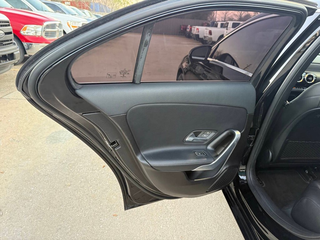 Mercedes-Benz A-Class Vehicle Full-screen Gallery Image 14