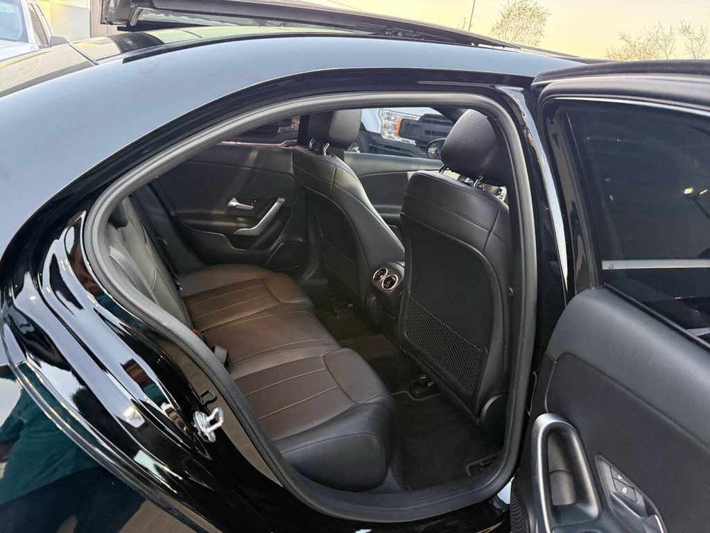 Mercedes-Benz A-Class Vehicle Full-screen Gallery Image 15