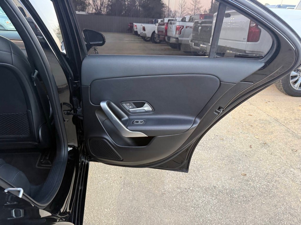 Mercedes-Benz A-Class Vehicle Full-screen Gallery Image 16