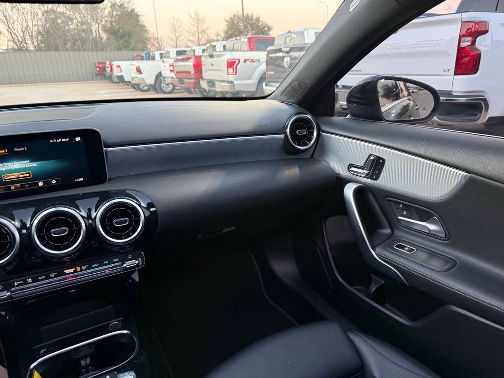 Mercedes-Benz A-Class Vehicle Full-screen Gallery Image 20