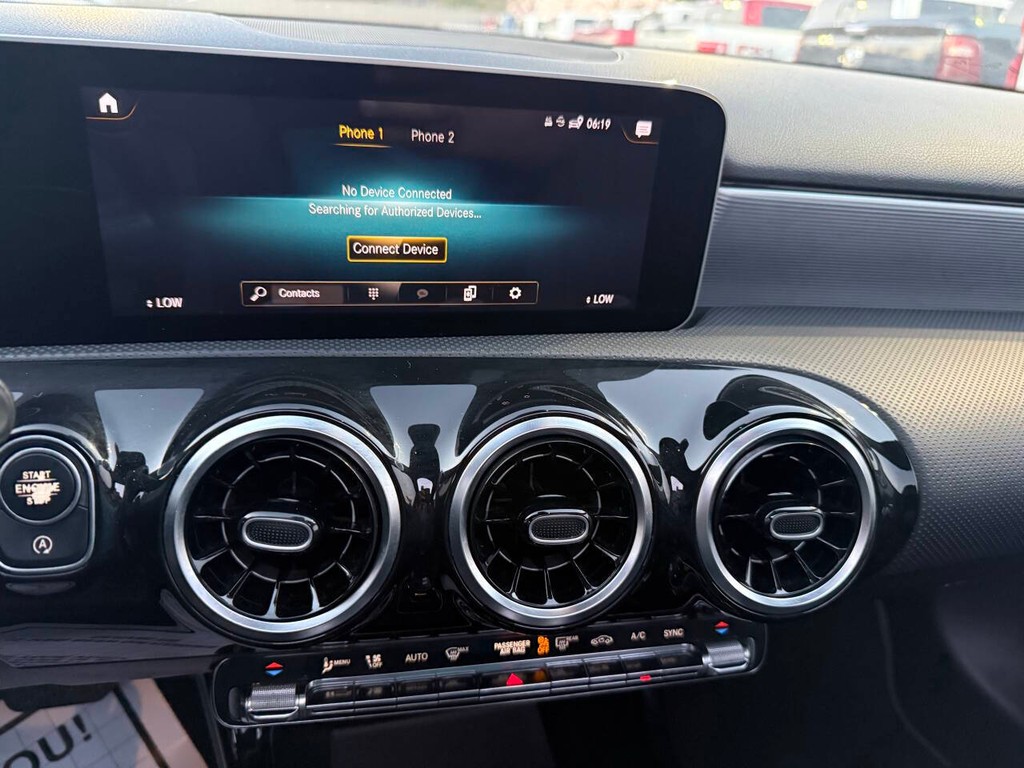 Mercedes-Benz A-Class Vehicle Full-screen Gallery Image 26