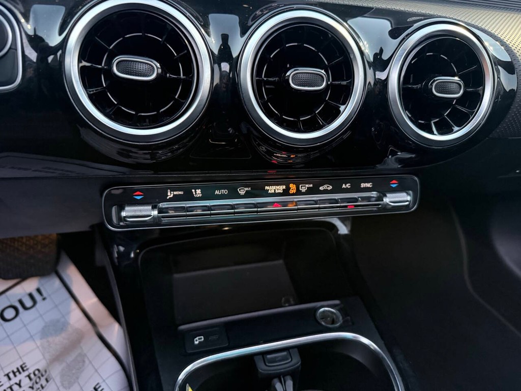 Mercedes-Benz A-Class Vehicle Full-screen Gallery Image 27