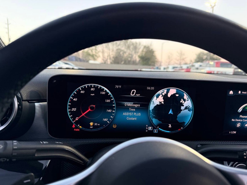 Mercedes-Benz A-Class Vehicle Full-screen Gallery Image 31