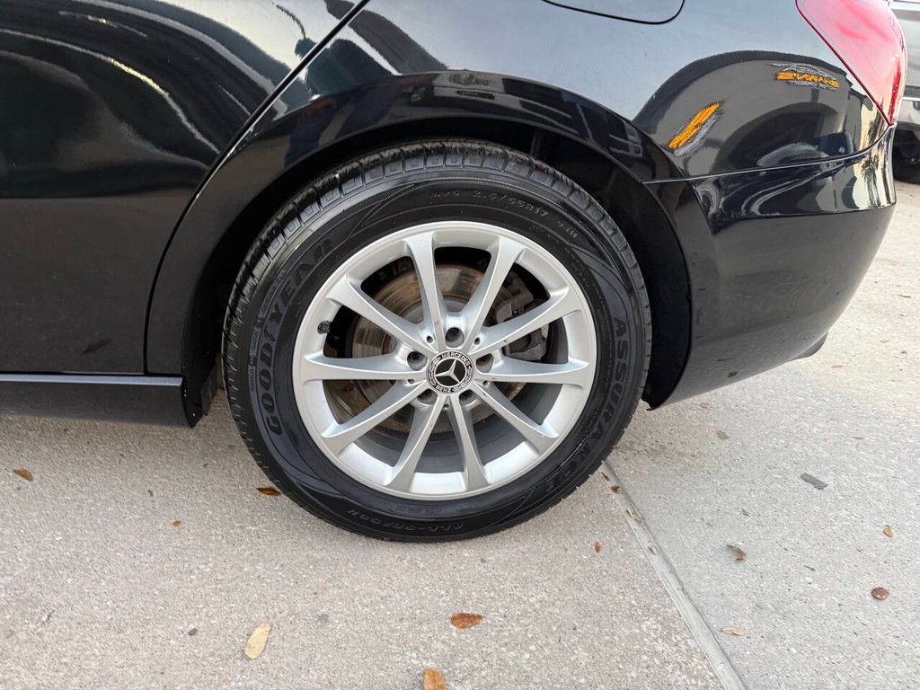 Mercedes-Benz A-Class Vehicle Full-screen Gallery Image 35