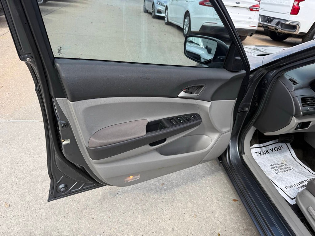 Honda Accord Sedan Vehicle Full-screen Gallery Image 08