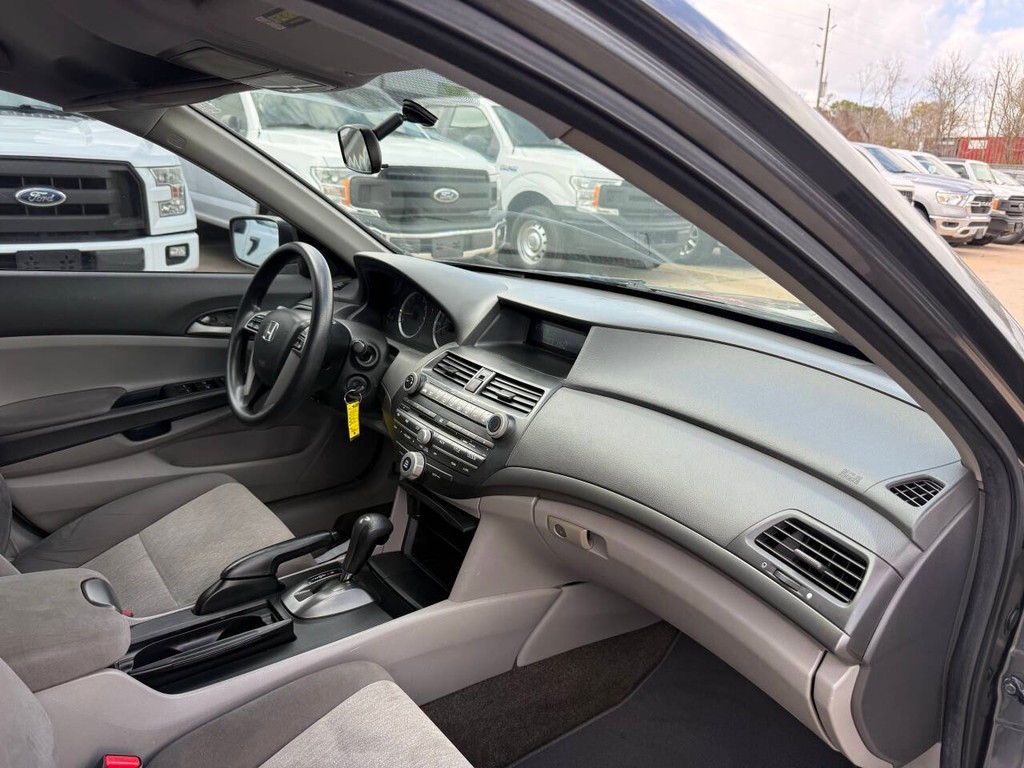 Honda Accord Sedan Vehicle Full-screen Gallery Image 09