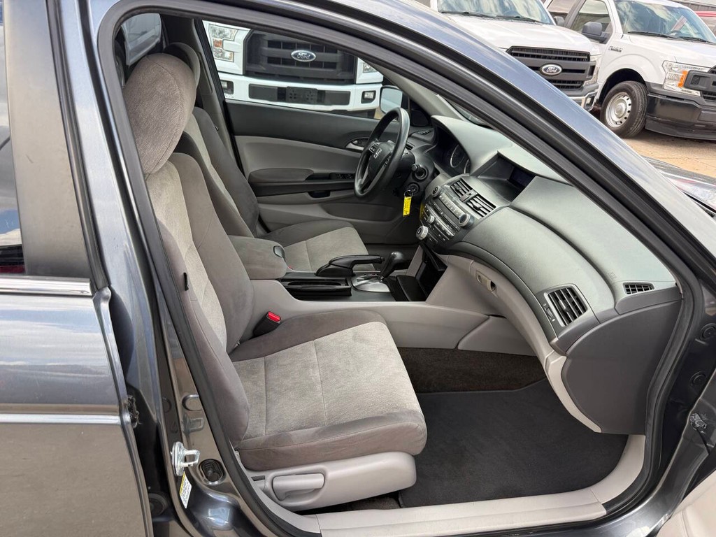 Honda Accord Sedan Vehicle Full-screen Gallery Image 10