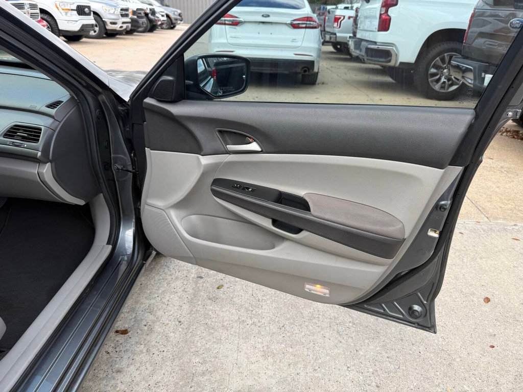 Honda Accord Sedan Vehicle Full-screen Gallery Image 11