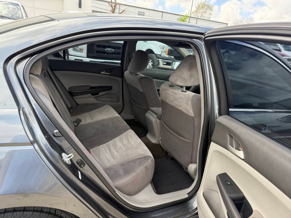 Honda Accord Sedan Vehicle Full-screen Gallery Image 15