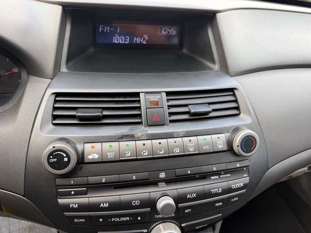 Honda Accord Sedan Vehicle Full-screen Gallery Image 26