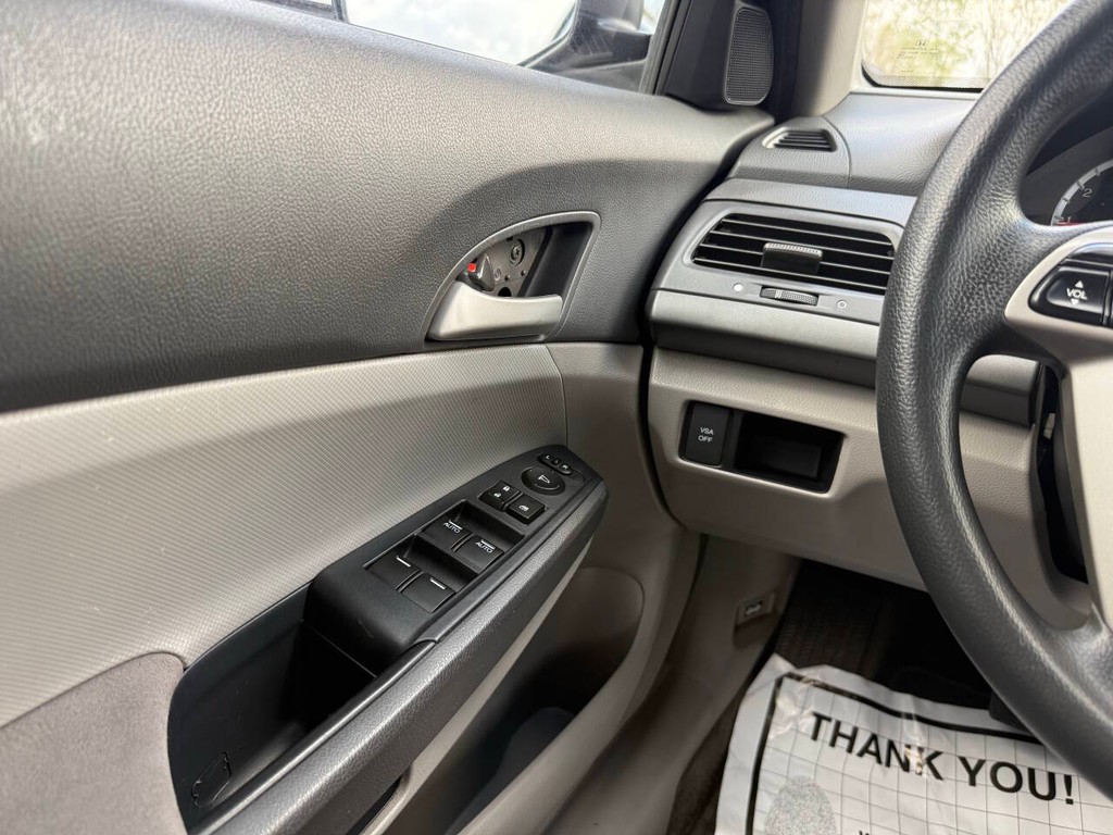Honda Accord Sedan Vehicle Full-screen Gallery Image 29